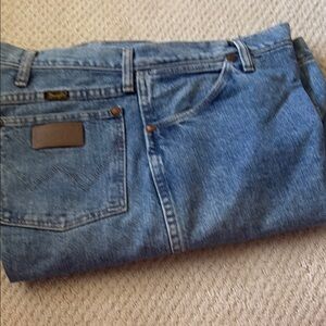 Wrangler Blue Relaxed Jeans with Classic Denim Style